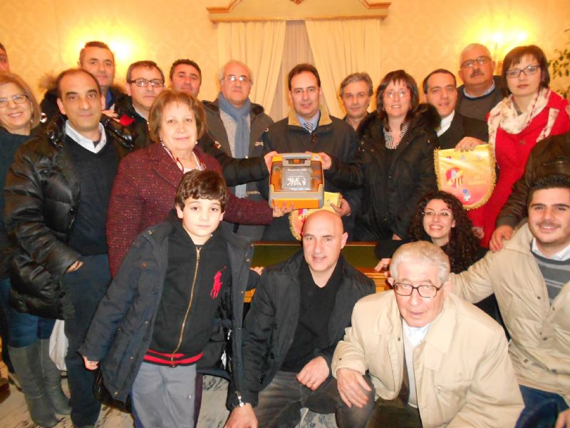 IL sindaco Giuseppe Ferrarello col defribillatore donato dall`associazione Filodrammatica il Minotauro