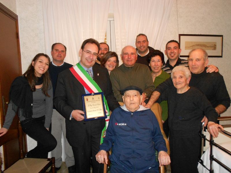 Nonno Santo festeggiato da figli e nipoti con il sindaco Giuseppe Ferrarello, l�assessore Giuseppe Pane e il consigliere comunale Carmelo Nasello