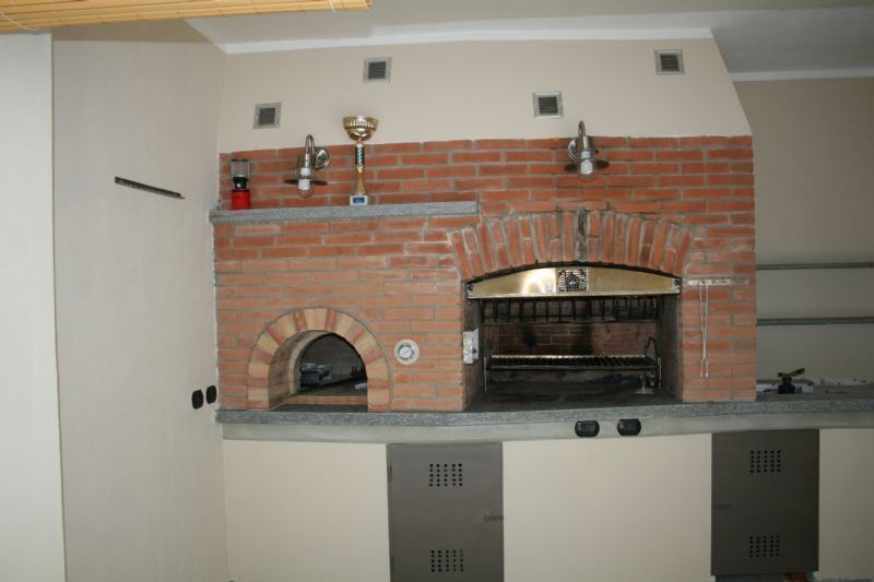 Forno a legna per il pane completamente in refrattario con barbecue ... Barbecue forno a legna