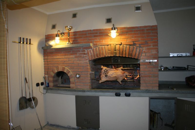 Forno a legna per il pane completamente in refrattario con barbecue ... Forno e barbecue