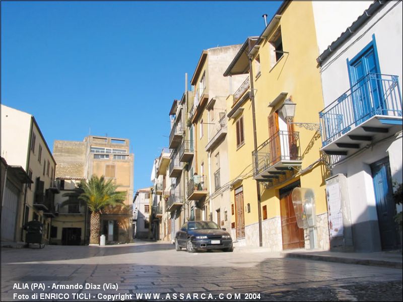 <b>CARA AL SOL, QUERIDA ALIA, CASAS</b>