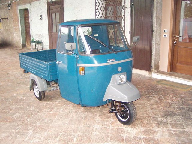 <b>TRE RUOTE, LA LEGGENDA DELL’<i>APE</i></b>