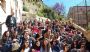 Ragazzi liceali sulla scalinata che porta verso la piazza di Donnafugata/Ciminna