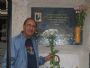 Mario Macaluso in visita alla tomba di Vincent Schiavelli, attore italoamericano, sepolto a Polizzi Generosa. (giugno 2007)
