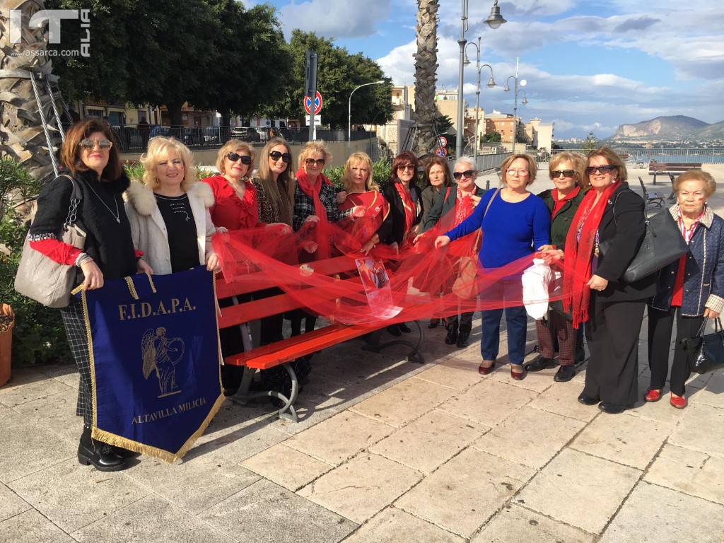 La Rete Antiviolenza Amor con la Fidapa di Altavilla Milicia in seguito alla rimozione della targa sulla panchina rossa, 