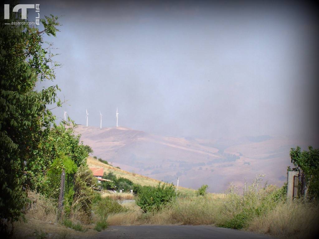 Incendio di una lunga serie, in questa estate torrida., 