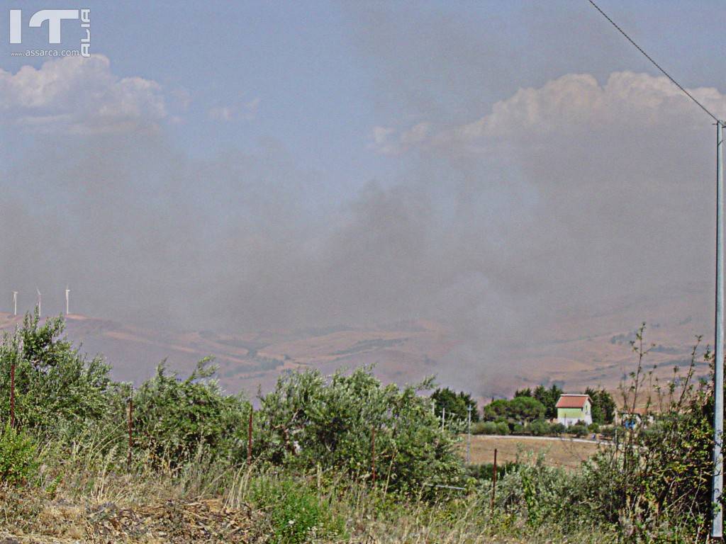 Incendio di una lunga serie, in questa estate torrida., 