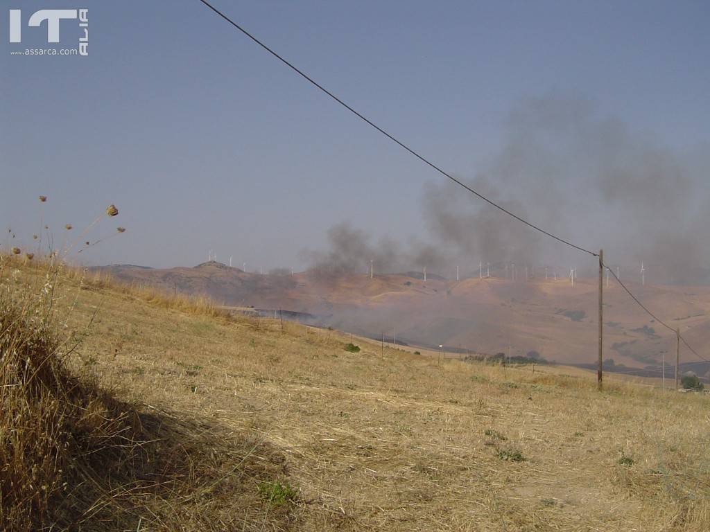 Incendio di una lunga serie, in questa estate torrida., 