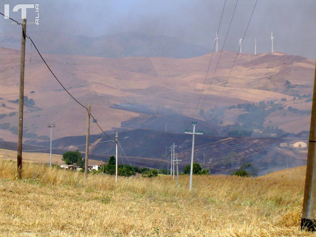 Incendio di una lunga serie, in questa estate torrida., 