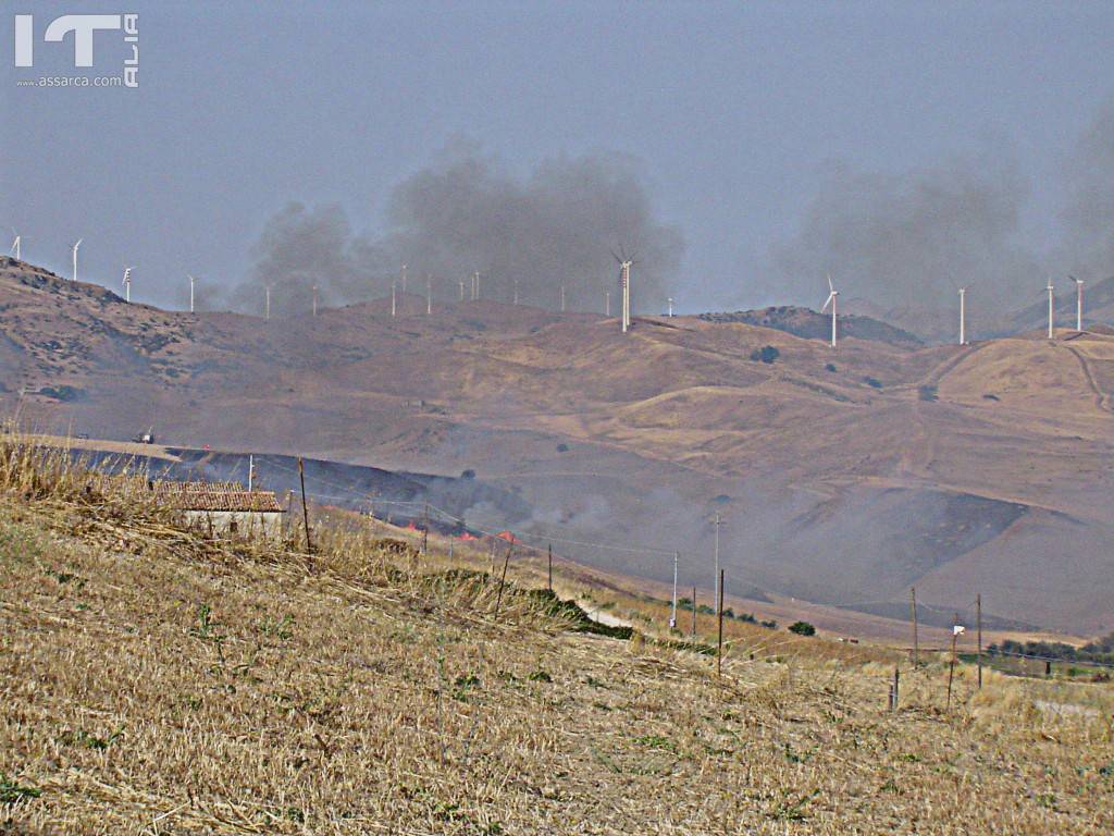 Incendio di una lunga serie, in questa estate torrida., 