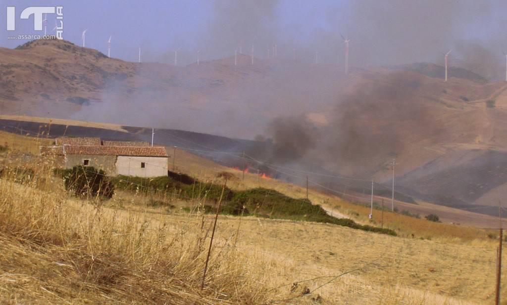 Incendio di una lunga serie, in questa estate torrida., 