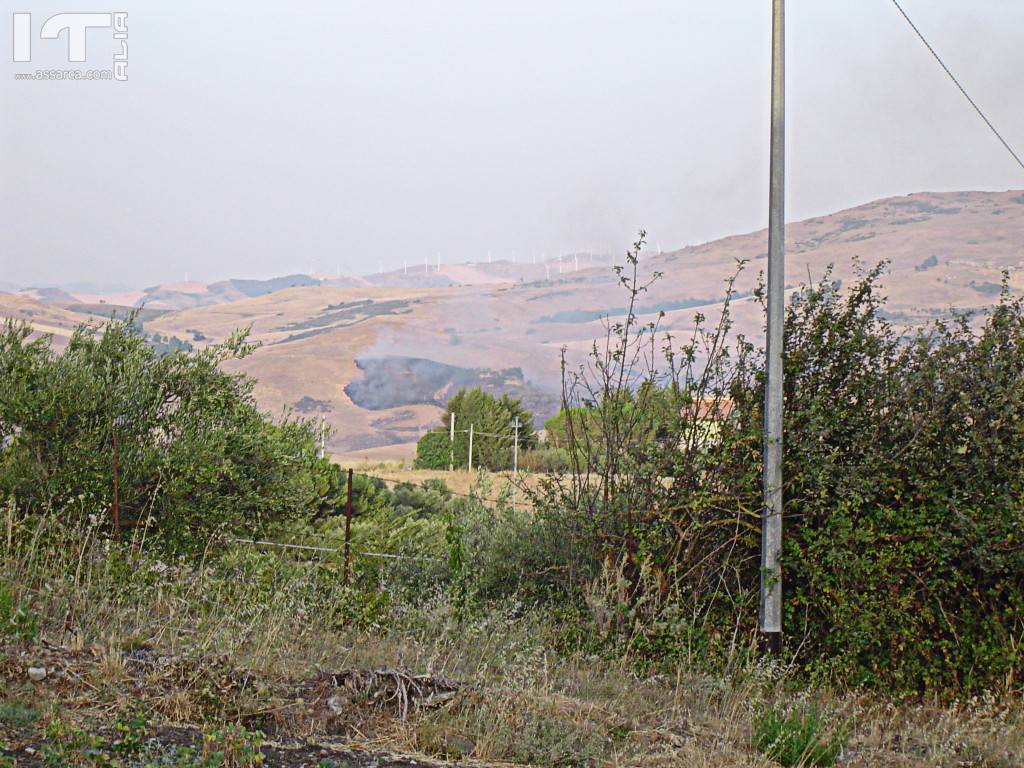 Incendio di una lunga serie, in questa estate torrida., 