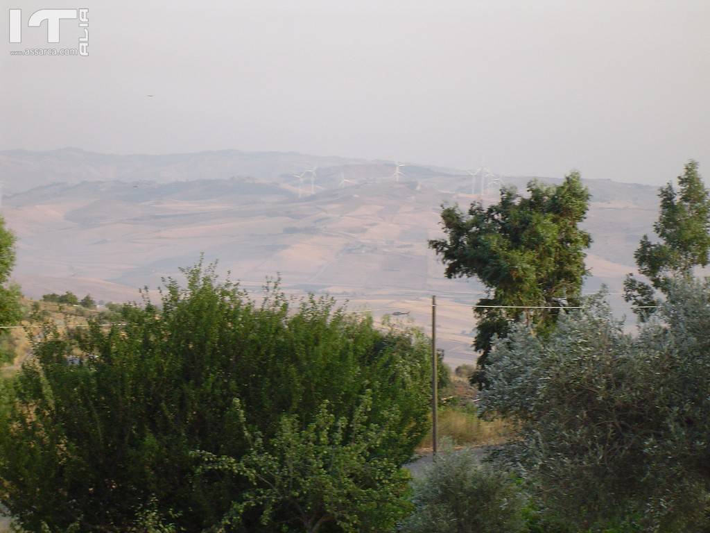 Incendio di una lunga serie, in questa estate torrida., 