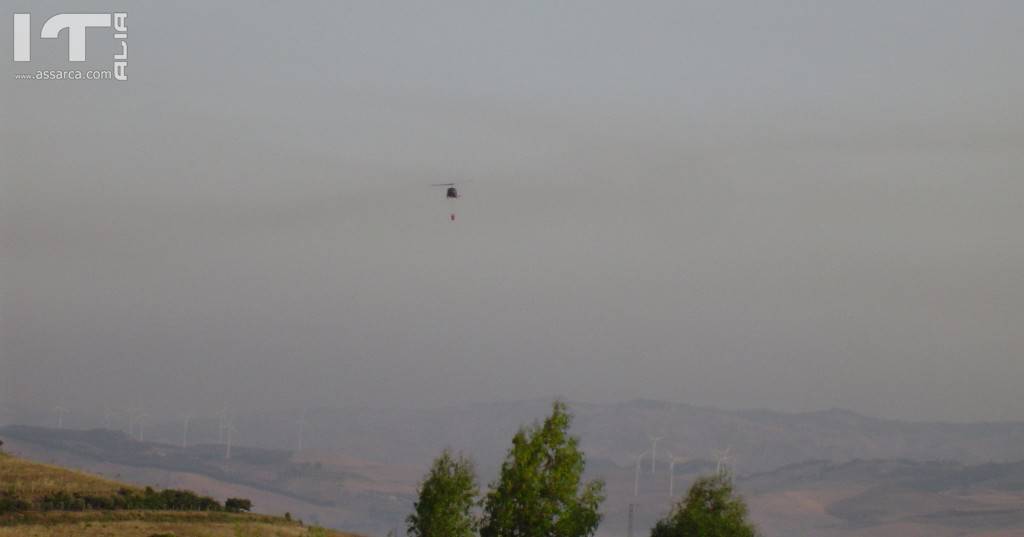 Incendio di una lunga serie, in questa estate torrida., 