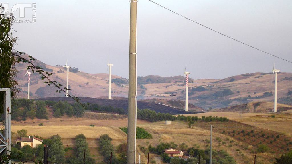 Incendio di una lunga serie, in questa estate torrida., 