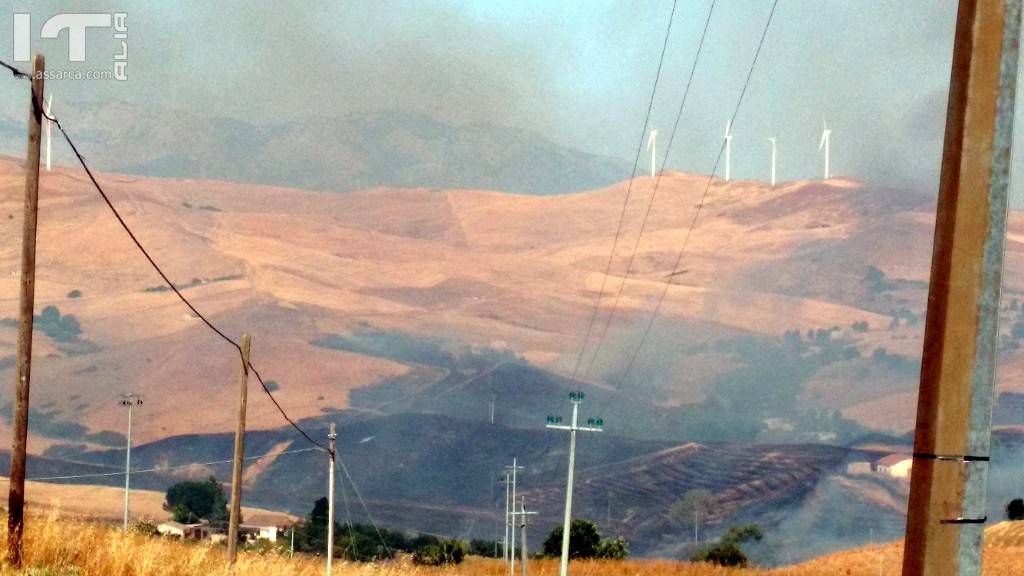 Incendio di una lunga serie, in questa estate torrida., 