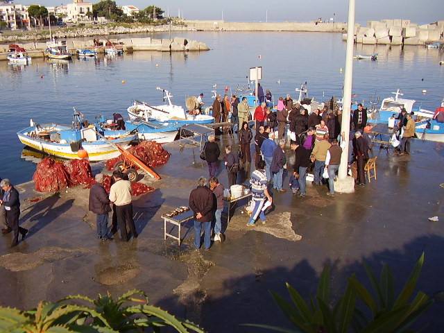 Isola delle Femmine - All`arrivo delle barche il mercato del pesce., 