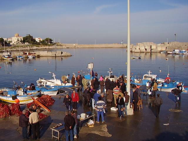 Isola delle Femmine - All`arrivo delle barche il mercato del pesce., 