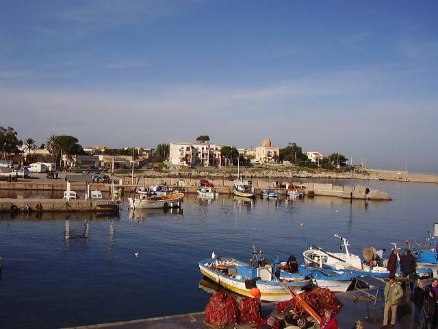 Isola delle Femmine - All`arrivo delle barche il mercato del pesce., 