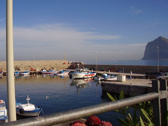 Isola delle Femmine - All`arrivo delle barche il mercato del pesce., 