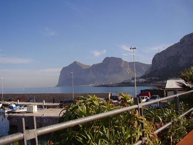 Isola delle Femmine - All`arrivo delle barche il mercato del pesce., 