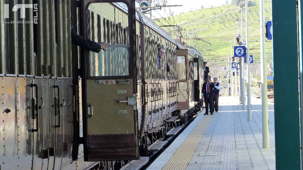 TRENO STORICO CON CARROZZE "100 PORTE" SEDILI IN LEGNO E POSTI DI 3^ CLASSE, DIRETTO AD AGRIGENTO, IN OCCASIONE DELLA FESTA DEL "MANDORLO IN FIORE " 2018.
STAZIONE DI ROCCAPALUMBA 11 MARZO 2018