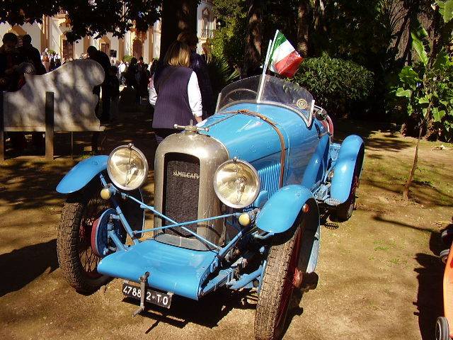 MACCHINE D`EPOCA QUALCHE ANNO FA A VILLA TRABIA A PALERMO