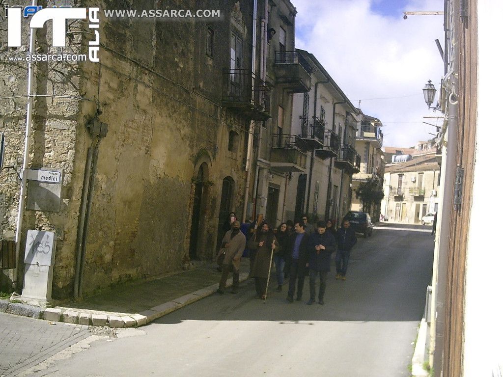 Il passaggio di Biagio Conte a Valledolmo con la croce sulle spalle diretto a Catania, 