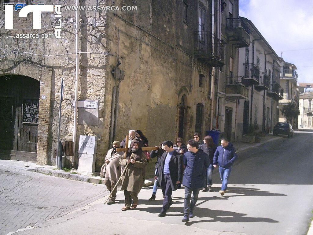 Il passaggio di Biagio Conte a Valledolmo con la croce sulle spalle diretto a Catania, 