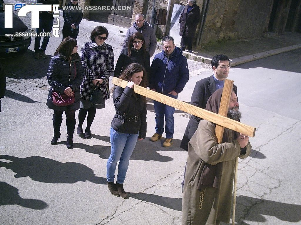 Il passaggio di Biagio Conte a Valledolmo con la croce sulle spalle diretto a Catania, 