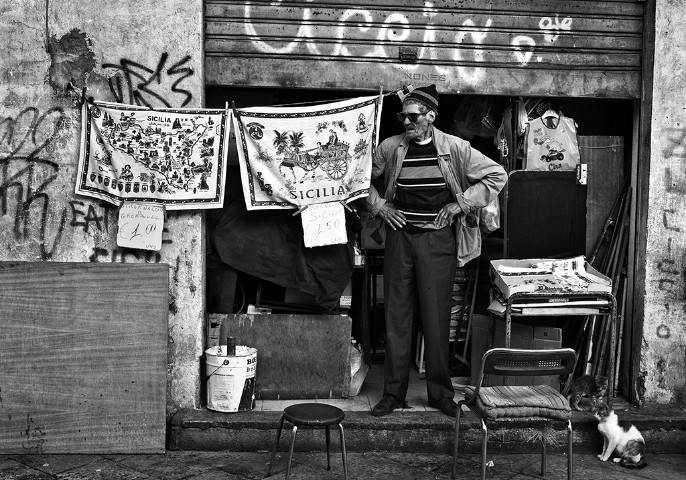 AL CONVENTO DEL CARMELO MAGGIORE  ANCORA BALLARANDO, COLLETTIVA FOTOGRAFICA CHE, ATTRAVERSO LOBIETTIVO DI DIECI FOTOGRAFI, RACCONTA BALLAR E IL SUO MERCATO