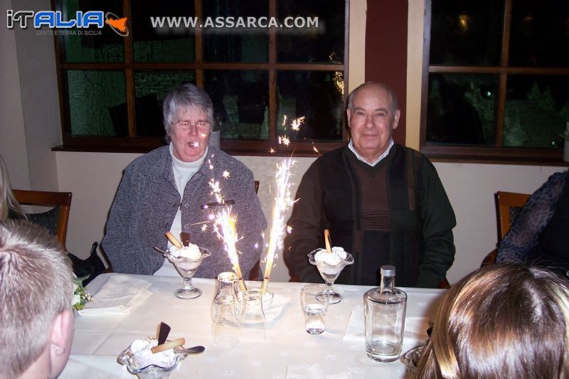 AL PRANZO NATALIZIO  CON TUTTA LA FAMIGLIA AL RESTORANTE