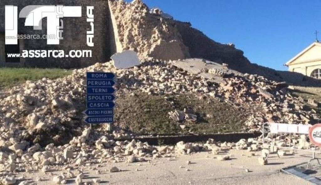 Terremoto Centro Italia, in volo sulla montagna squarciata: la spaccatura vista da vicino