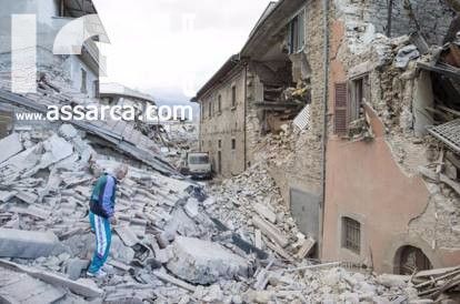 TERREMOTO: SCENA STRAZIANTE DI UN CANE CHE SALUTA IL PADRONE MORTO TRA LE MACERIE