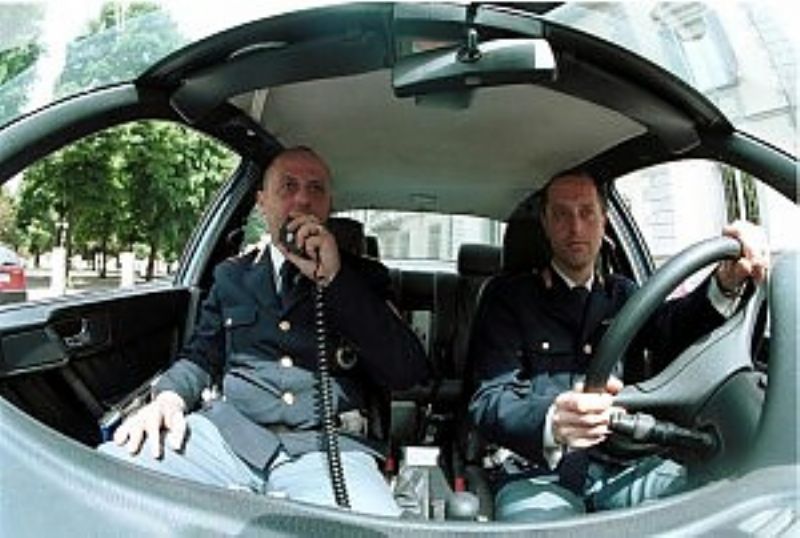 Palermo, le radio non funzionano pi?,
i poliziotti usano i loro cellulari: il governo taglia  le risorse alla sicurezza