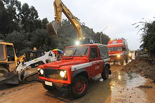 UNA TRAGEDIA ANNUNCIATA : 14 MORTI NEI COMUNI DEL MESSINESE, 10 DISPERSI. BILANCIO ANCORA PROVVISSORIO. PALERMO E' UN FIUME DI RIFIUTI, CAOS IN TUTTA LA CITTA'.