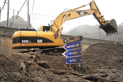 NOTTATA DI NUBIFRAGI IN SICILIA. 9 VITTIME E 20 DISPERSI NEL MESSINESE. IL BILANCIO PURTROPPO RIMANE PROVVISORIO.STRADE E FERROVIE BLOCCATE. DEVASTATO IL PAESE DI GIAMPILIERI (ME)