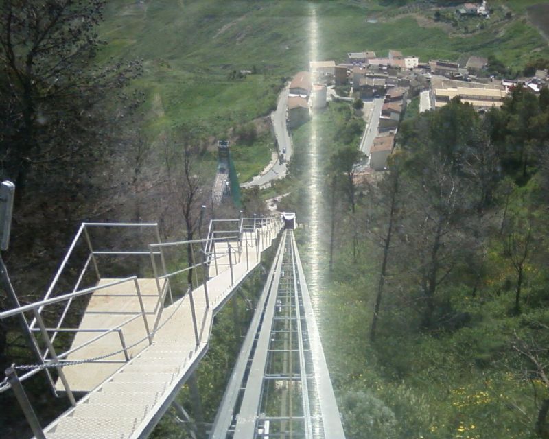 Sutera, il sogno diventa realtà : ultimato l`ascensore panoramico che dal paese porta sul Monte San Paolino. Adesso si aspetta solo l`attivazione ufficiale.
