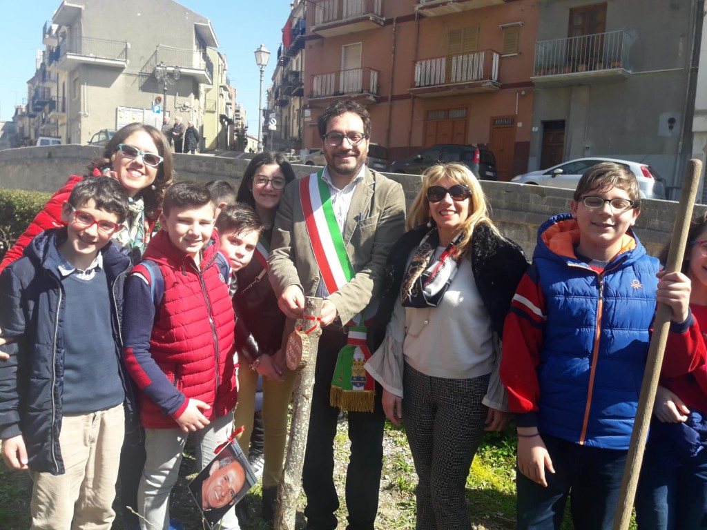ISNELLO, INAUGURATO GIARDINO DEI GIUSTI , PIANTATI ALBERI PER FALCONE, PADRE PUGLISI, HACK E ORTOLEVA