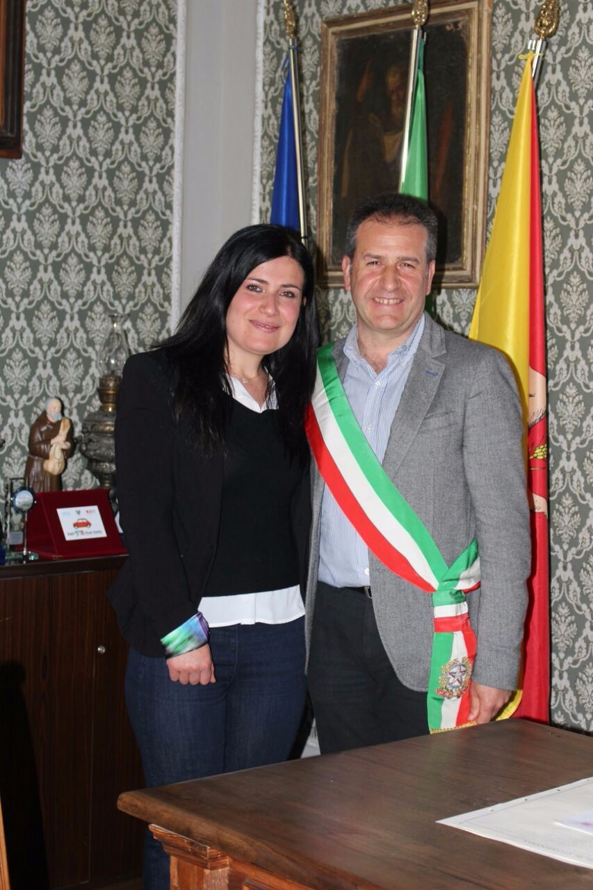 PETRALIA SOPRANA. IL SINDACO PIETRO MACALUSO CONSEGNA LA CITTADINANZA ITALIANA AD ARDIANA LICI