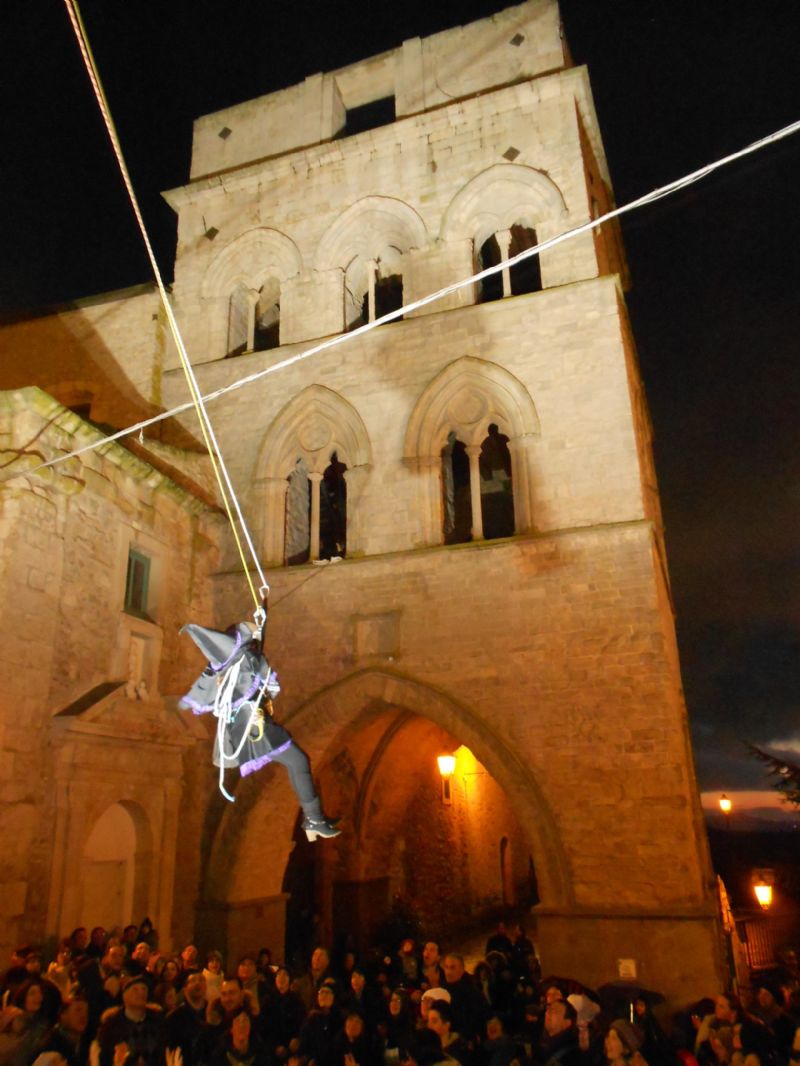 GANGI: BEFANA ACROBATA SALUTA IL NUOVO ANNO