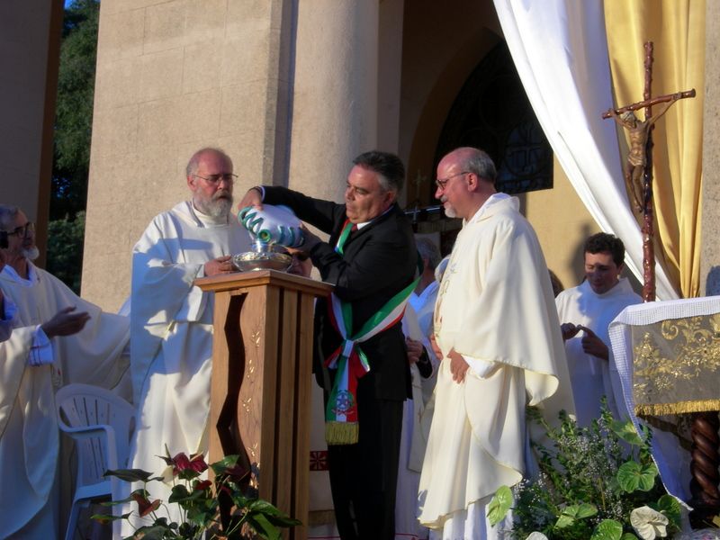 Sclafani Bagni:La comunità offre l`olio per la lampada posta ai piedi della Madonna di Gibilmanna 
