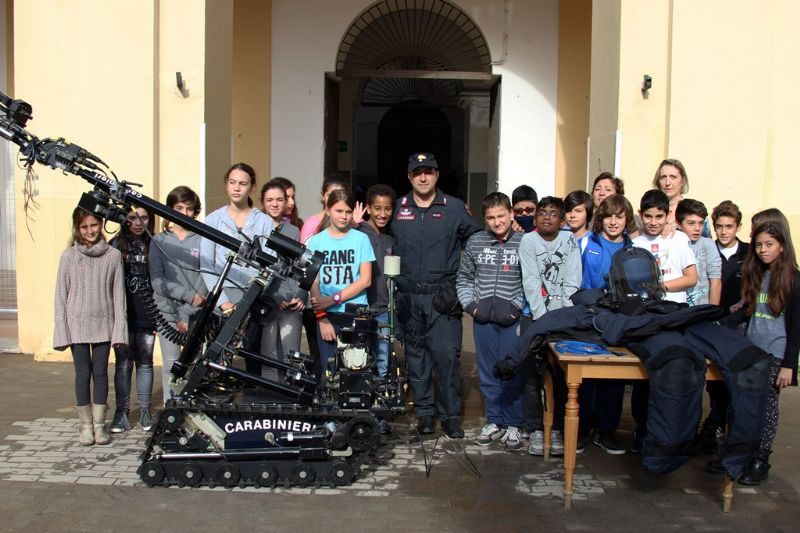 Palermo - I carabinieri artificieri antisabotaggio incontrano gli alunni delle scuole