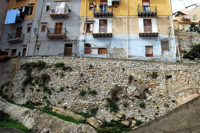 Termini Imerese: La città sulla roccia. Passeggiata alla scoperta degli affioramenti rocciosi su cui furono costruite le case del centro storico