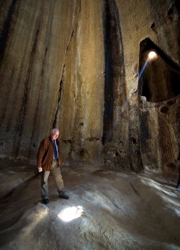 Alia. Equinozio di primavera alla Gurfa. A mezzogiorno un suggestivo raggio di luce colpisce la fossa centrale del pavimento dell`ambiente a Thlos