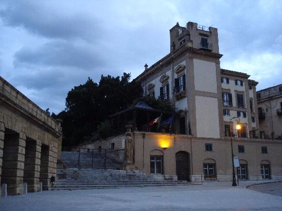 Palermo. Dalla Cala ai Palazzi Storici. Passeggiata al Piano della Marina