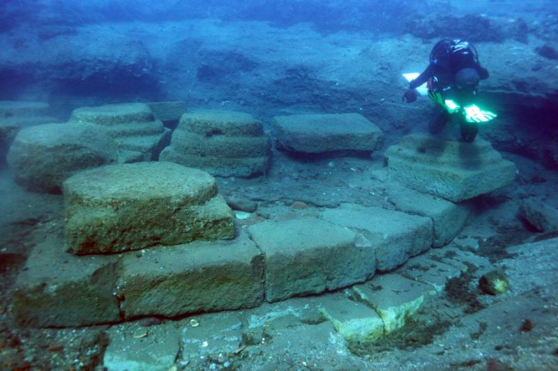 Saranno realizzati dei tunnel trasparenti per la visita in asciutto delle antiche strutture sommerse