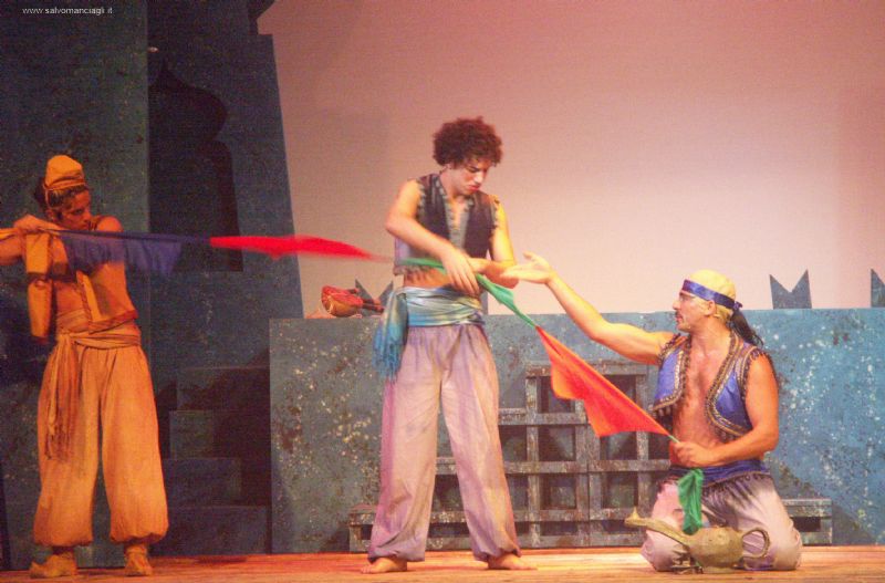 �ALADINO, JAMEELA E � IL GENIO DELLA LAMPADA� 
INAUGURA IL TEATRO RAGAZZI DI ASCETUR 2000
AL PALACULTURA MESSINA MARTEDI� 10 DICEMBRE