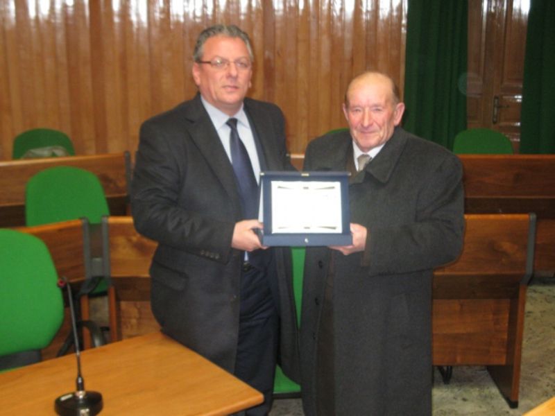 CELEBRATI DALL`AMMINISTRAZIONE COMUNALE I 100 ANNI DELL`ASSOCIAZIONE DEI MURATORI A SECCO NATA NEL 1912