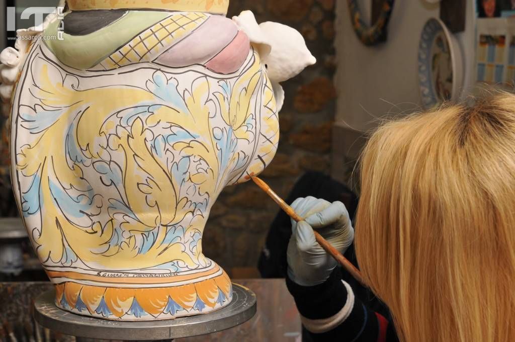 Come viene lavorata la ceramica di Caltagirone